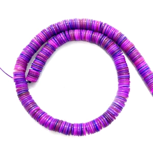 Makro-Detail von 7mm lila Farbverlauf Heishi-Perlen aus natürlicher Muschel für DIY-Schmuck