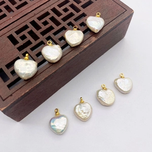 Pendentifs en perles d'eau douce en forme de cœur irrégulier sur boîte en bois vintage