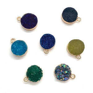 Set aus 7 natürlichen Kristall-Druzy-Anhängern mit vergoldetem Rand und Aufhängeschlaufen