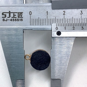 Detailmessung eines 12mm schwarzen Natursteinanhängers mit goldener Plattierung