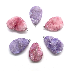 Onregelmatige druzy kwarts hangers in druppelvorm in roze en paarse tinten