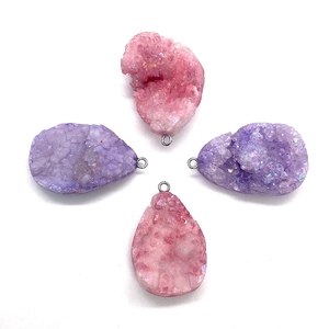 Natuurlijke druzy stenen hangers in druppelvorm in roze en paars met zilveren ring