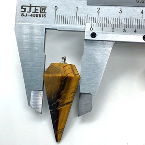 Εξαγωνικό κωνικό μενταγιόν Tiger Eye μετρημένο με ψηφιακό παχύμετρο για ακρίβεια μεγέθους