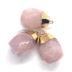 Trois pendentifs en quartz rose facetté avec capuchons dorés pour bijoux DIY