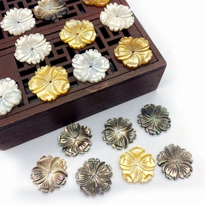 Geschnitzte natürliche Seemuschel-Blumenanhänger in Gold und Weiß für DIY-Schmuckzubehör