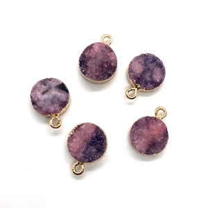 Set mit fünf natürlichen lila Druzy-Kristall-Anhängern mit vergoldeten Rändern