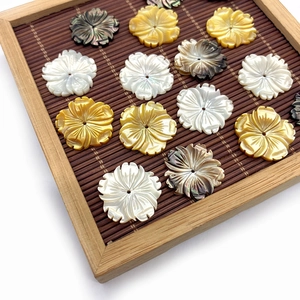 Makro-Detail der 20mm Blumenmuschel-Anhänger in Weiß, Gelb und Schwarz für DIY-Schmuck