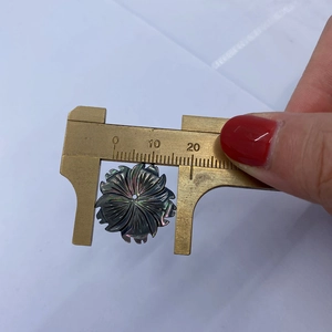 Nahaufnahme eines 20mm geschnitzten Muschel-Anhängers mit Perlglanz und Schieblehre-Messung