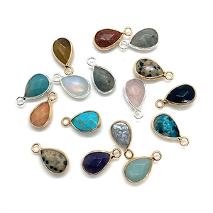 Gefacetteerde natuursteen druppelhangers in diverse kleuren met gouden metalen oog voor sieraden