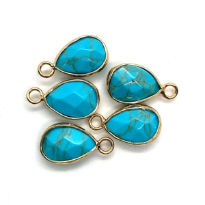 Set van vijf druppelhangers met turkoois textuur en goudkleurige metalen plating voor sieraden
