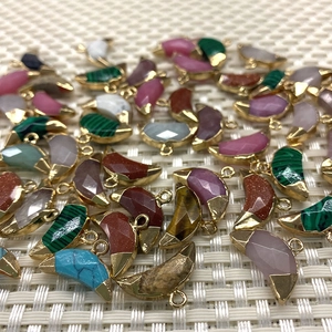 Vue détaillée de pendentifs demi-lune en pierre naturelle avec attaches dorées