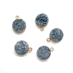 Σετ 5 στρογγυλών μενταγιόν κρυστάλλου Druzy με χρυσή άκρη σε λευκό φόντο για κοσμήματα