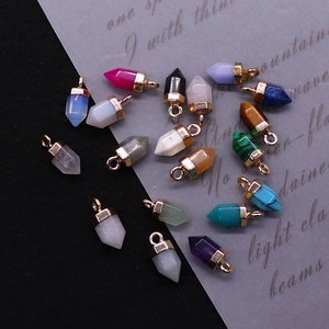 Diverse zeshoekige hangers van natuursteen met gouden ogen voor DIY sieraden maken
