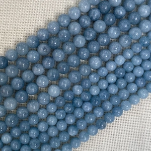 Vista macro de cuentas redondas de piedra natural azul pulida con texturas internas