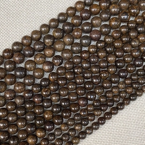 Detalle macro de cuentas de madera natural marrón con texturas únicas para crear joyas