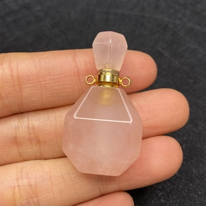 Vista dettagliata del ciondolo a boccetta di profumo in quarzo rosa con finiture oro