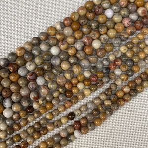 Primer plano de cuentas redondas de ágata natural con texturas rayadas para joyería DIY