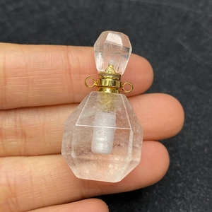 Macro di ciondolo a boccetta di profumo in quarzo sfaccettato con dettagli in metallo dorato