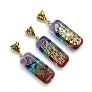 Pendentif Orgone rectangulaire avec pierres de chakra naturelles et fleur de vie dorée
