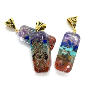 Pendentif chakra rectangulaire en résine d'améthyste avec symboles de fleur de vie