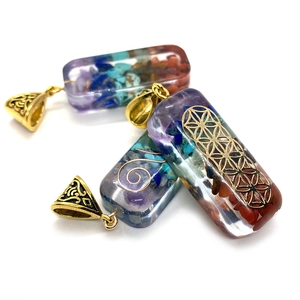 Pendentif chakra rectangle en résine avec pierres naturelles et fleur de vie dorée
