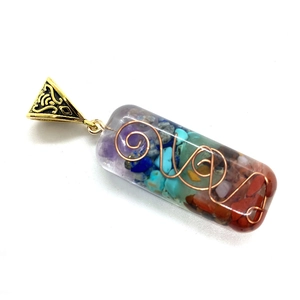 Pendentif rectangulaire en résine avec sept pierres de chakra et spirale dorée