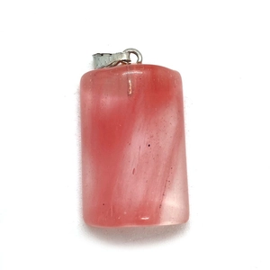 Detailansicht des halbzylindrischen Anhängers aus rosa Naturstein mit Silberöse für DIY-Schmuck