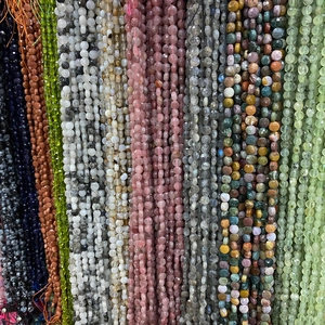 Macro-opname van 6mm gefacetteerde natuurstenen kralen in diverse kleuren voor DIY-sieraden