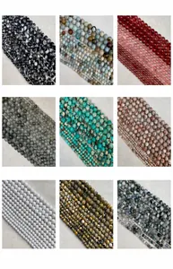 Vue détaillée de 9 variétés de perles en pierre naturelle dont turquoise et agate