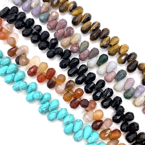 Dettaglio di perle a goccia sfaccettate in pietre naturali colorate per gioielli fai-da-te