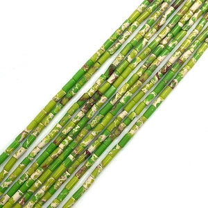 Makroaufnahme von 2x4mm Naturstein-Röhrenperlen für die DIY-Schmuckherstellung und Basteln