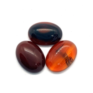 Gepolijste ovale rode agaat en chalcedoon cabochons in dieprode en oranje tinten