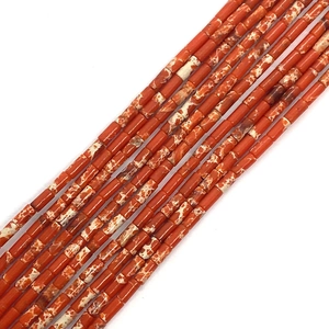 Nahaufnahme von roten Jaspis-Zylinderperlen für DIY-Schmuck mit Natursteintextur