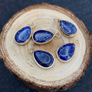 Detailaufnahme blauer Imperialstein Anhänger in Tropfenform mit goldenen Metallrahmen