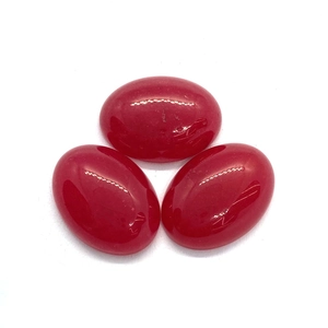Set van drie gepolijste rode ovale cabochon edelstenen voor DIY sieraden maken