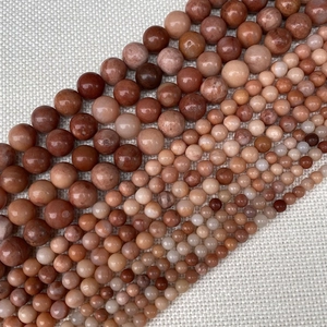 Gros plan de perles en pierre de soleil naturelle pour la création de bijoux DIY