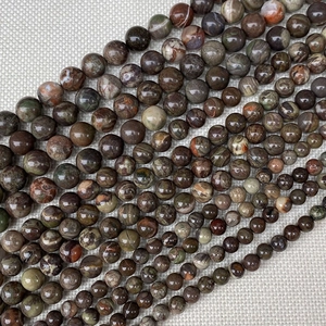 Vue macro de perles rondes en jaspe naturel et léopard avec une texture marbrée