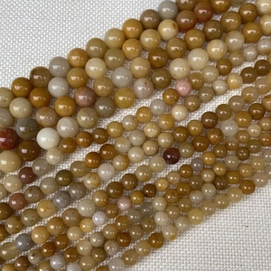 Vue macro détaillée de perles de pierre naturelle mélangées pour bijoux DIY et artisanat