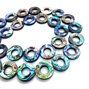 Macro-detail van natuurlijke abalone schelpkraaltjes met blauwe en groene iriserende glans