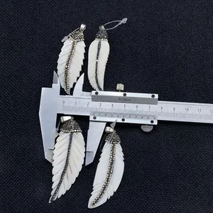 Makroaufnahme von blattförmigen Muschel-Anhängern mit Strasssteinen und 20mm Breitenmaß