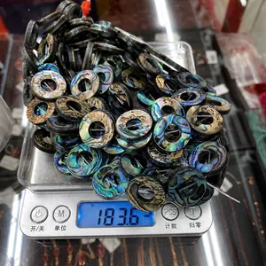 Macro-opname van 22 natuurlijke abalone schelpkralen van 30g voor DIY-sieraden maken