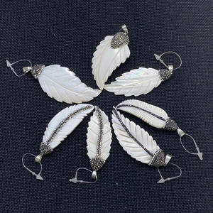 Natürlicher Muschel Blatt Feder Anhänger Mit Zirkonia Einlage Legierung Schnalle Geschnitzte Perlmutt Anhänger Für DIY Schmuck