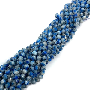 Primer plano de cuentas facetadas de granito azul K2 para creación de joyas DIY