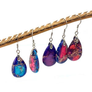 Handgefertigte Tropfen-Ohrringe aus Naturstein in kräftigem Blau, Violett und Rosa