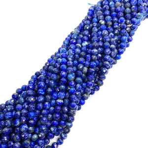 Dettaglio macro di perle di lapislazzuli sfaccettate blu intenso con venature naturali