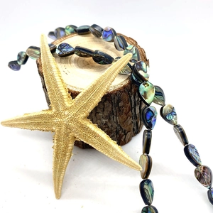 Perles en forme de feuille de nacre d'abalone naturelle aux reflets irisés sur bois