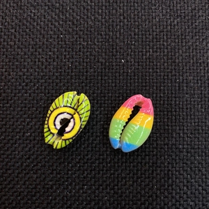Natural cowrie shell beads with colorful hand-painted patterns for DIY jewelry making