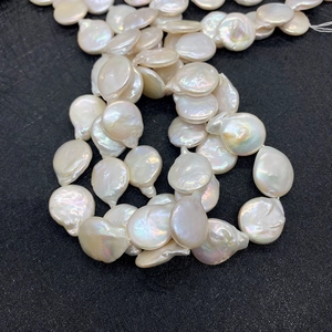Perlas de agua dulce barrocas naturales 15-16mm forma moneda con brillo en cuero negro