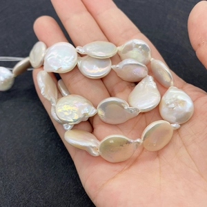 Primer plano de perlas barrocas naturales blancas de 15-16mm con brillo iridiscente