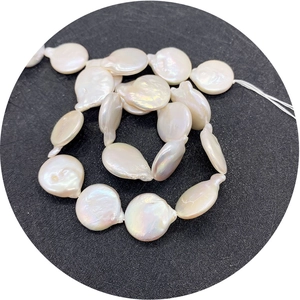 Perlas de agua dulce blancas irregulares de 15-16mm para joyería DIY en fondo negro